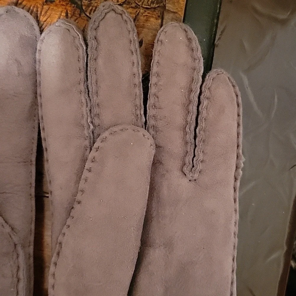 UGG Perforated shearling glove. Grey Sz: large Cold Weather Snow Skiing Outdoors